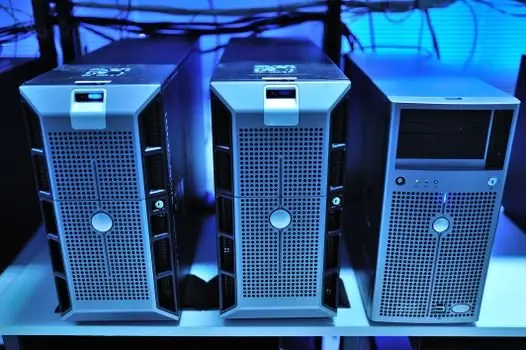Comparison between managed hosting server panel and unmanaged VPS terminal interface showing different approaches to web hosting